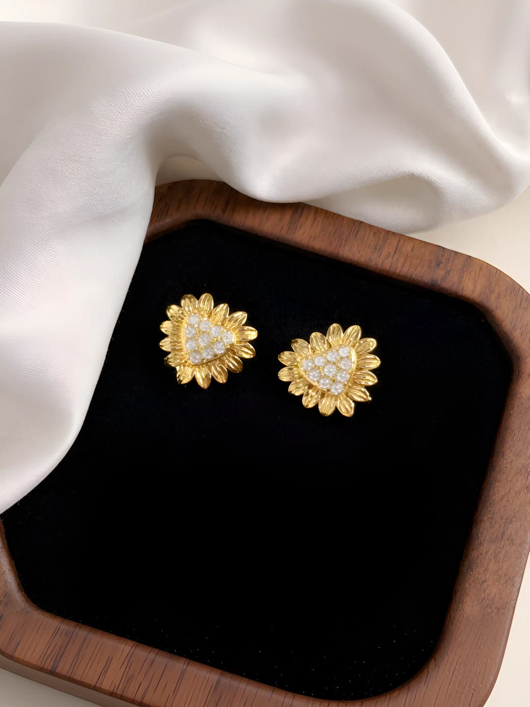 Heart-shaped zircon stud earrings (1 pair)