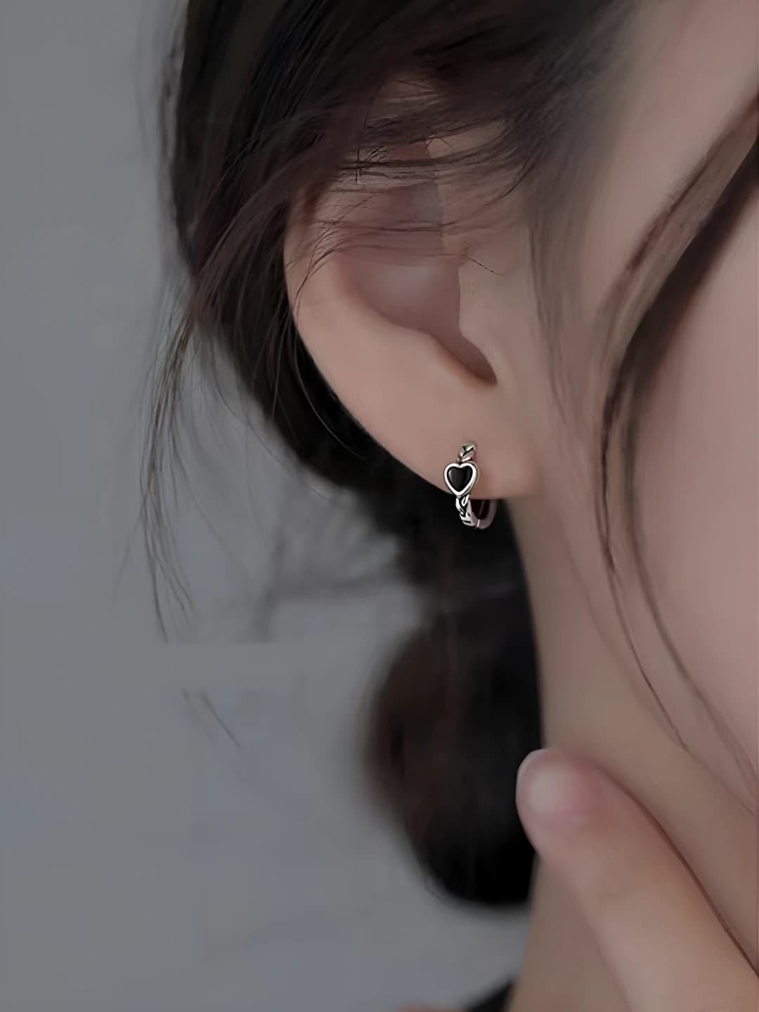 Black heart earrings, white gold