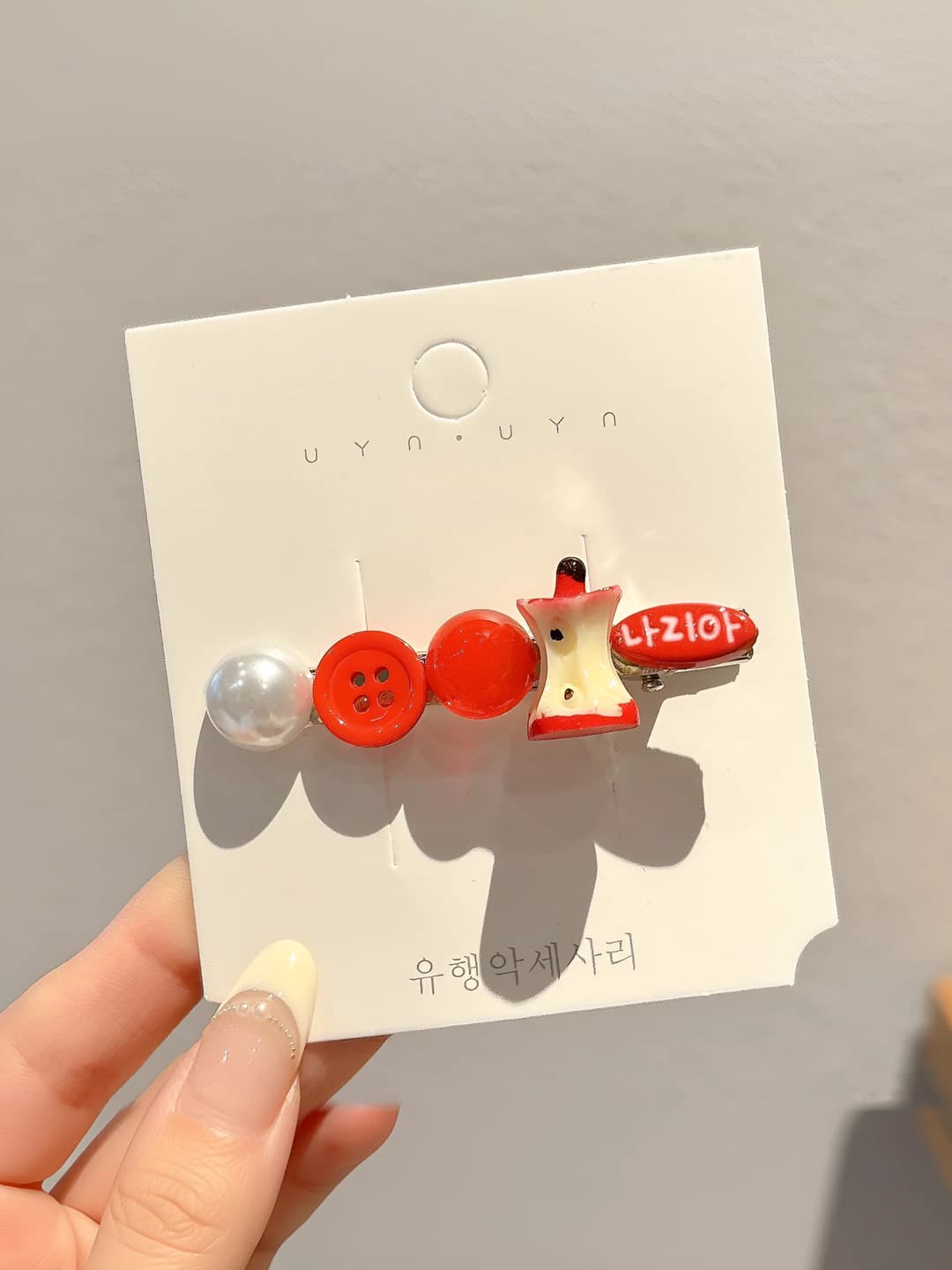 Small apple button, red label, 5.8 cm