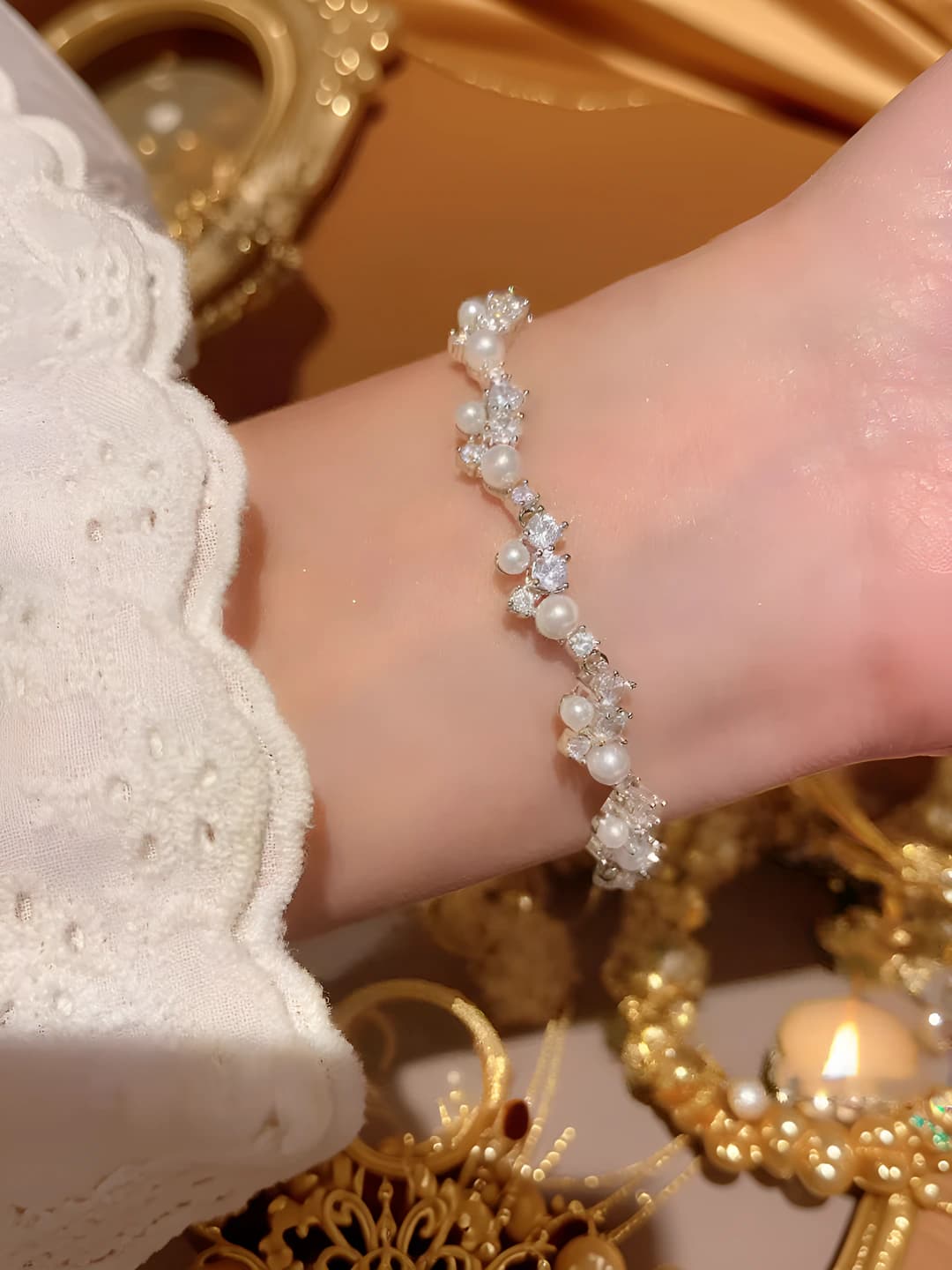 Women's bracelet with zircon and pearls in geometric shape