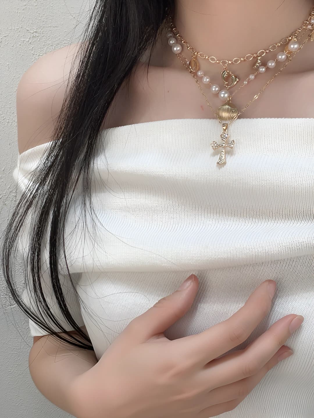 Women's layered cross pendant necklace: Baroque shell and cross design, light luxury, alloy, daily