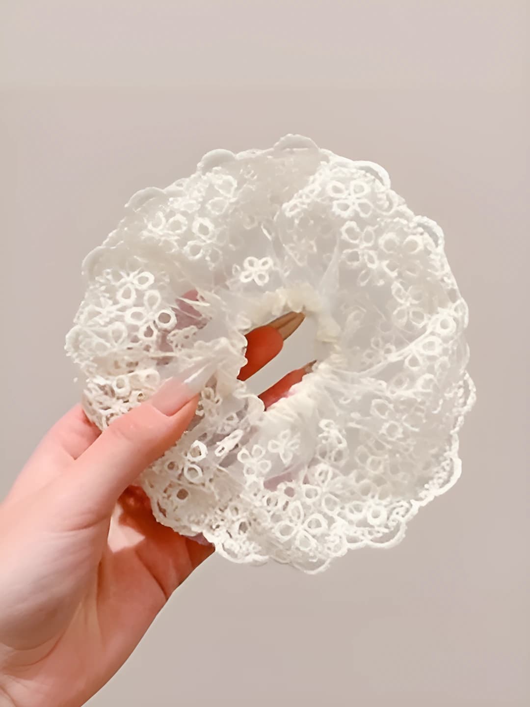 Four-leaf clover lace off-white scrunchie - 16CM