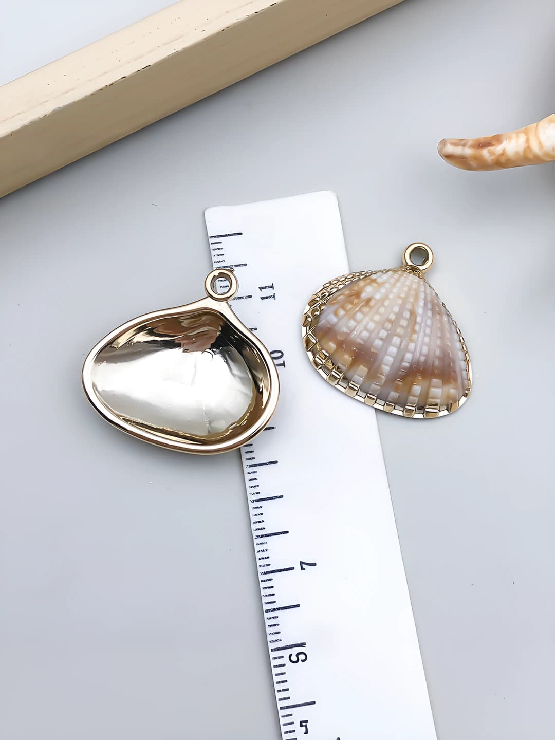 Gold off-white 26x27x7mm