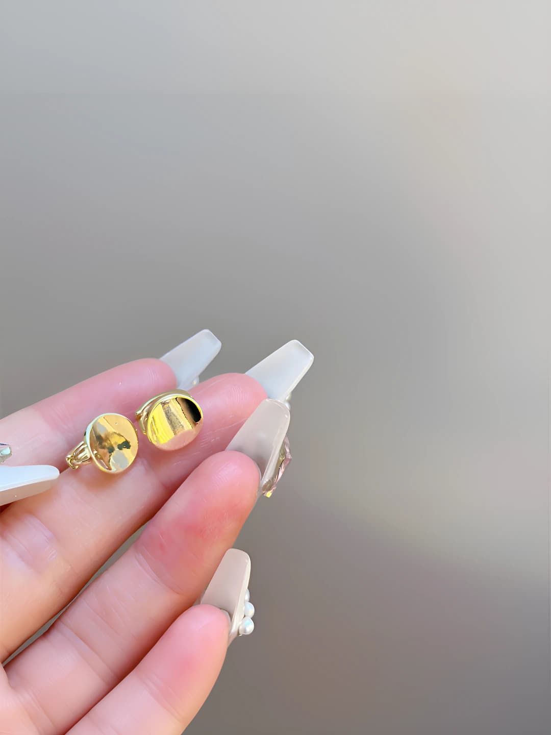 Ayollar uchun 14K oltin qoplamali mis geometrik notekis doira stud ziraklar, minimal uslub