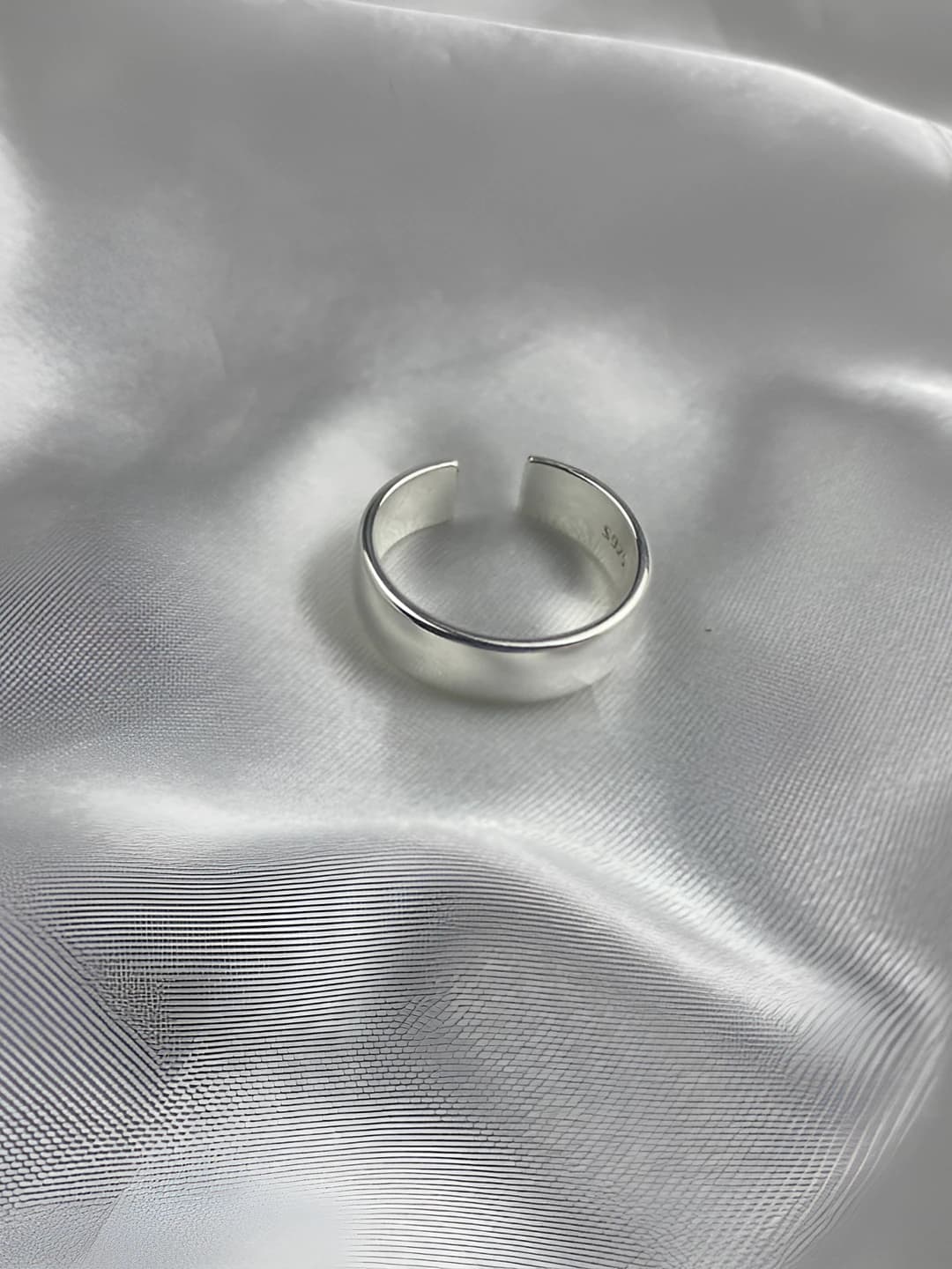 Simple open ring J0052B