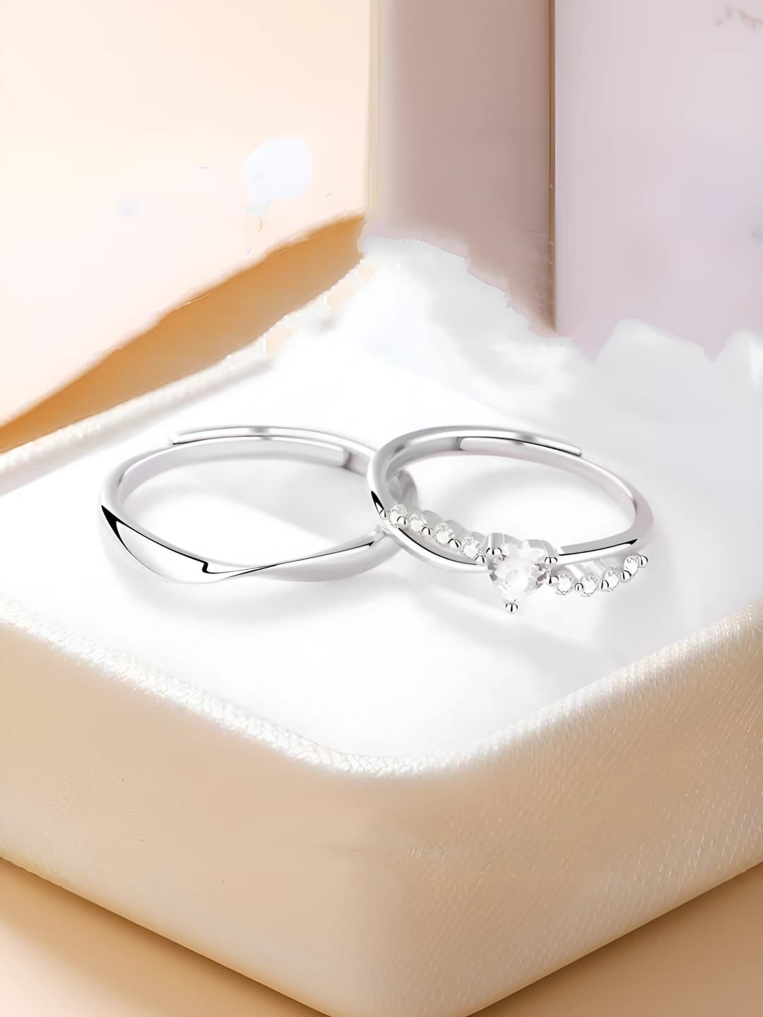 Ayollar uchun juftlik uchun mo'bius shaklidagi yurak toshli ochiq uzuklar to'plami, soddaligi bilan ajralib turadigan dizayn elementi