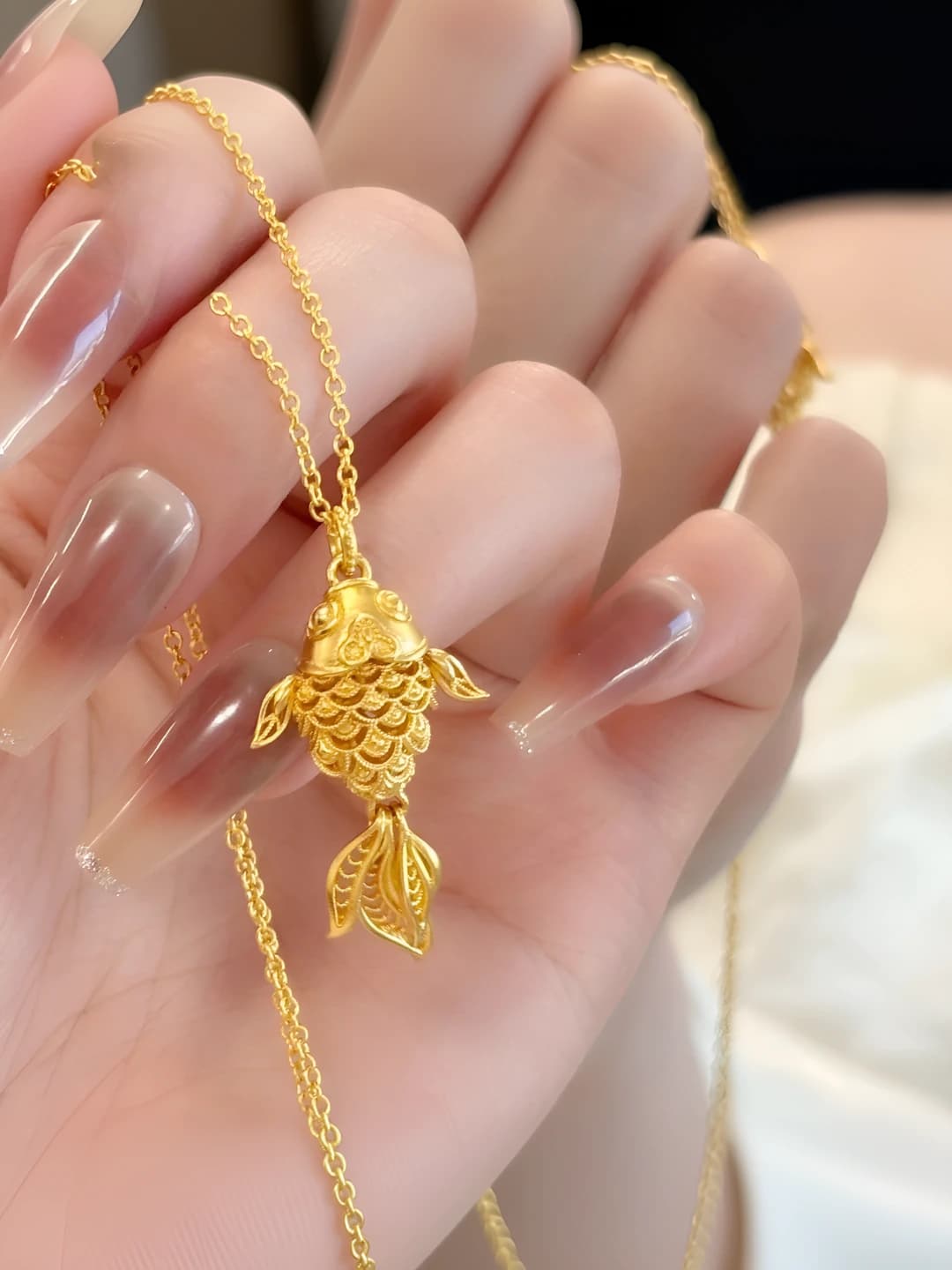 Women's gold koi fish pendant necklace with O-link chain, ins style