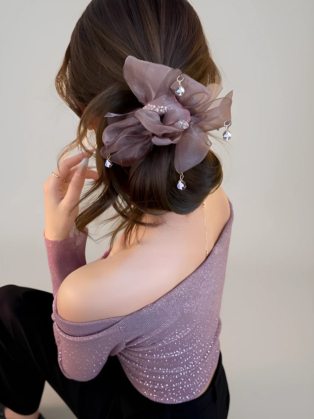 Qora asosli kulrang-binafsha organza bow olmosli soch tasmasi - 13cm