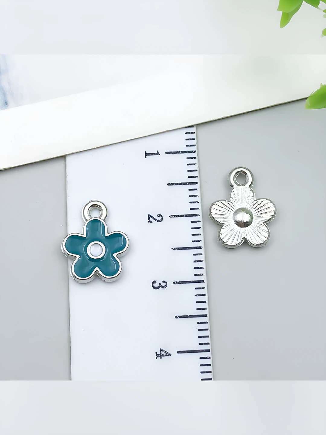 1 pc White K Green Flower 10x12mm-0.5g-21892