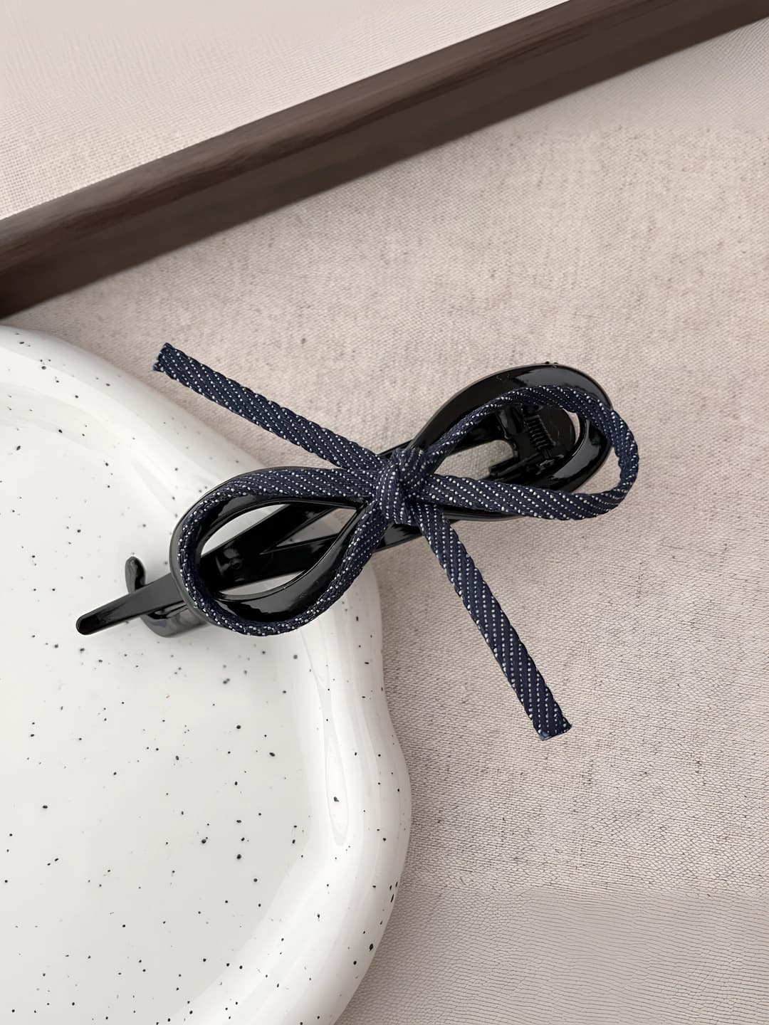 Navy twist clip
