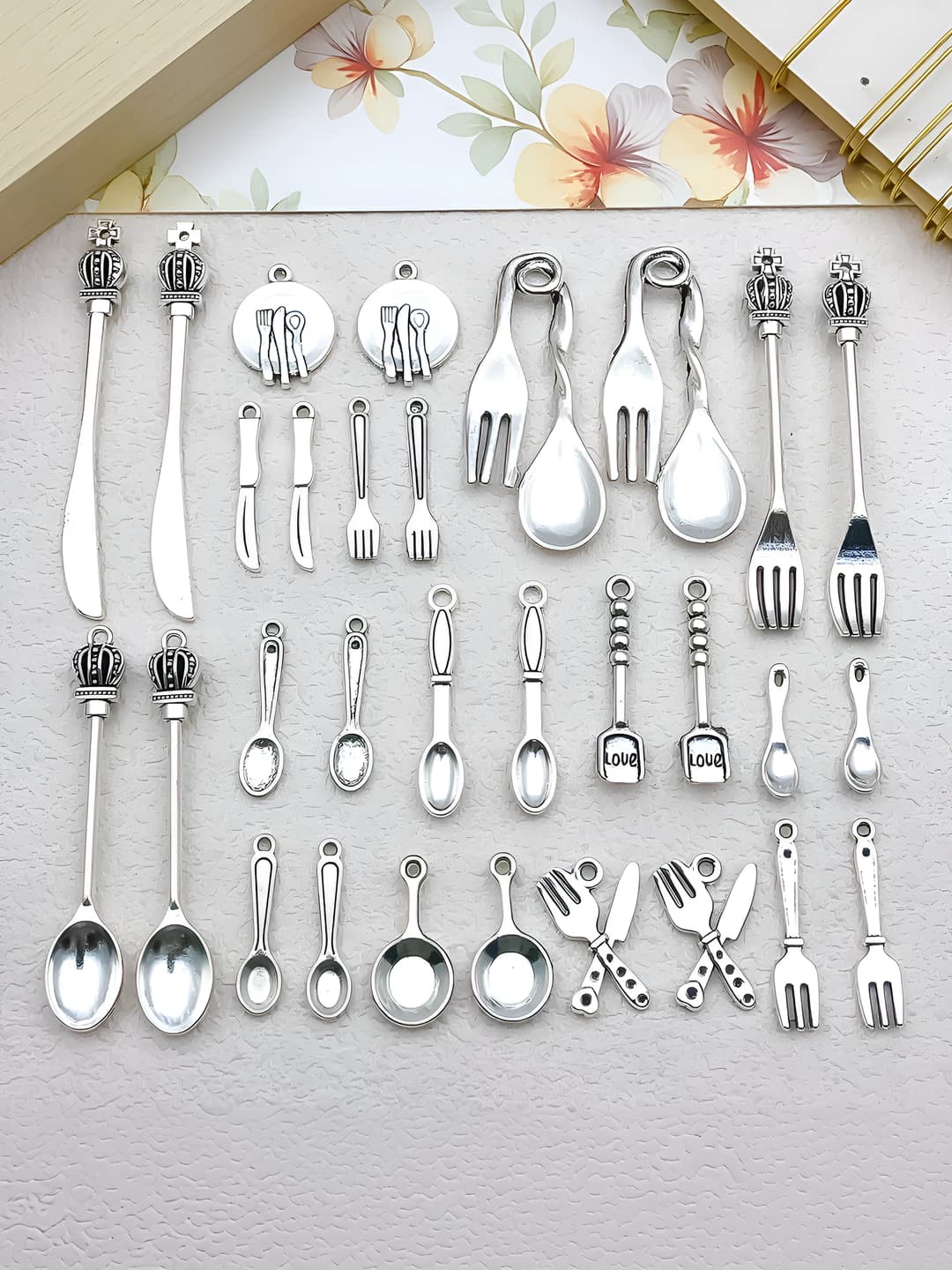 Ayollar uchun retro uslubdagi DIY qoshiq, cho'chqa, pichoq va qazon shaklidagi metall sharmlar va pendantlar