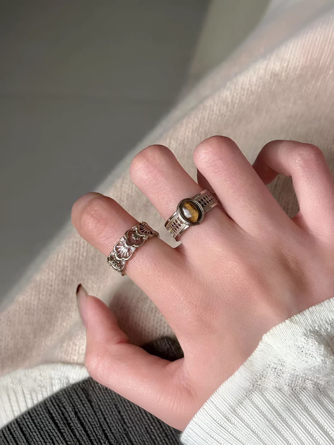 Women's ring with faux tiger's eye, mesh design element, minimalist style