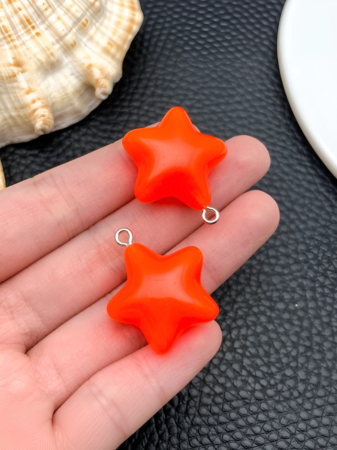 1 pc Orange resin glow-in-the-dark star 27x23x13mm-3.5g