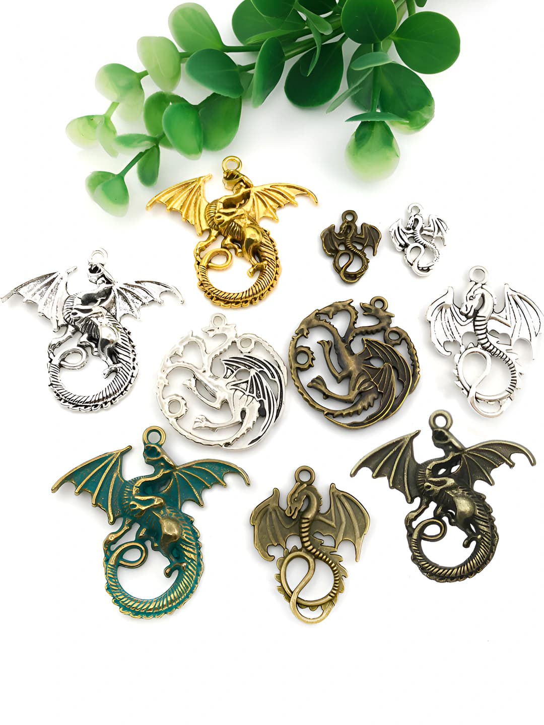 Ayollar uchun retro sharmlar: qadimiy kumush va yashil-dragon qanotli metal charm, elektroliz qilingan