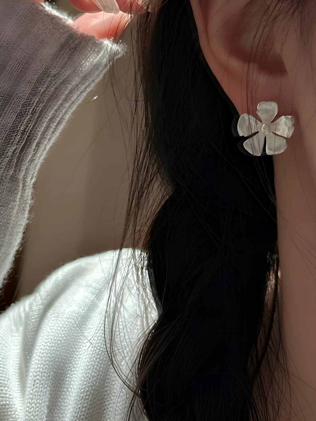 Women's matte camellia flower and pearl stud earrings in Korean style