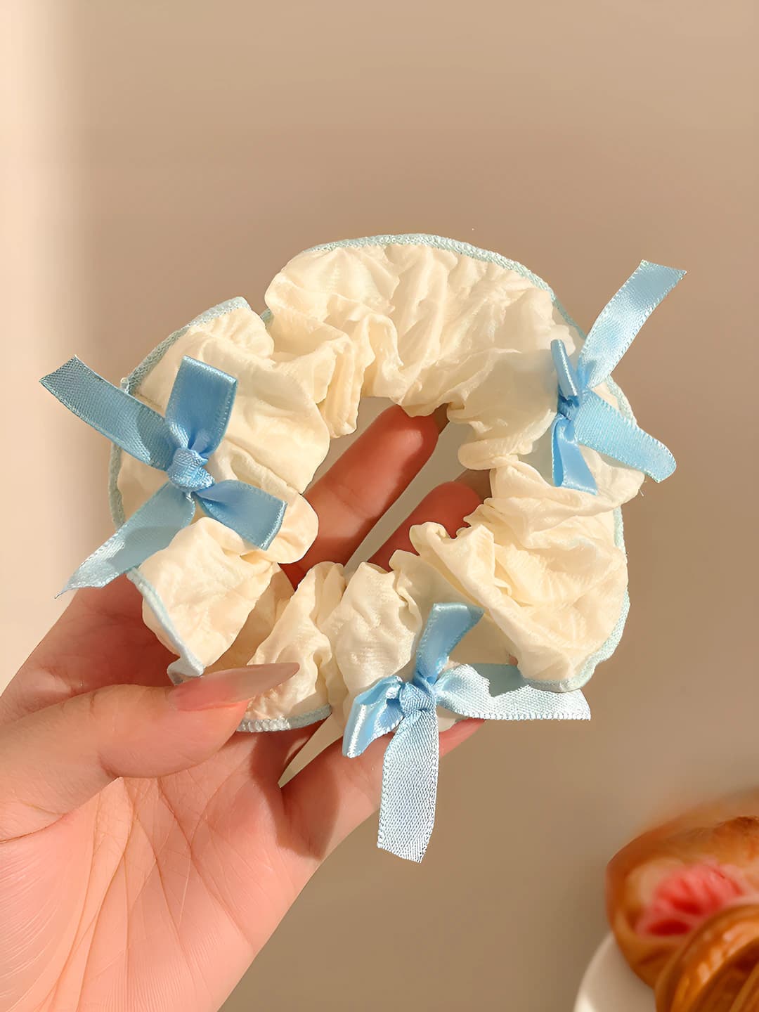 4-Blue puff, light yellow, ~12 cm