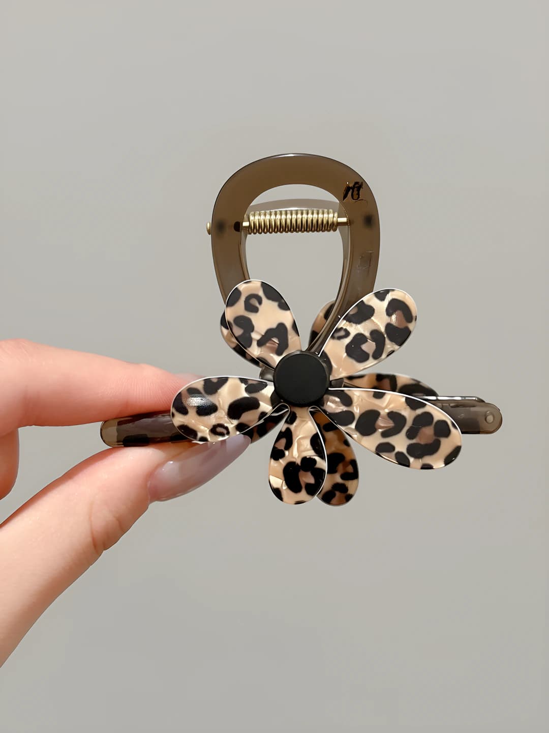 1# Medium [Clear brown base] Leopard flower clip-8 cm