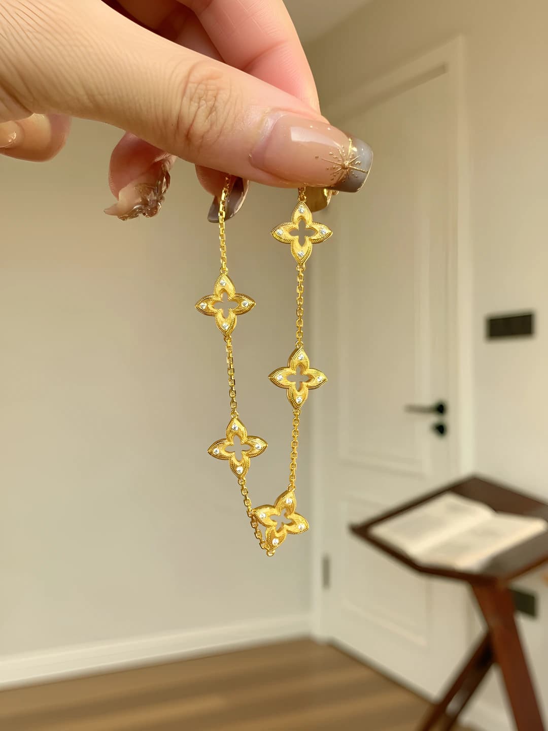 Gold flowers cutout bracelet