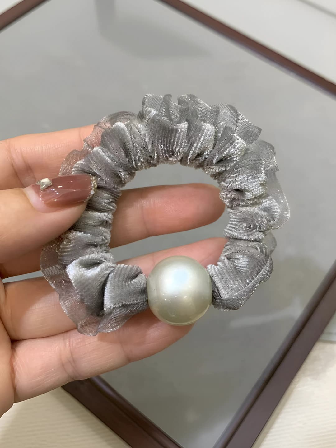 Серый, диаметр ~8 см