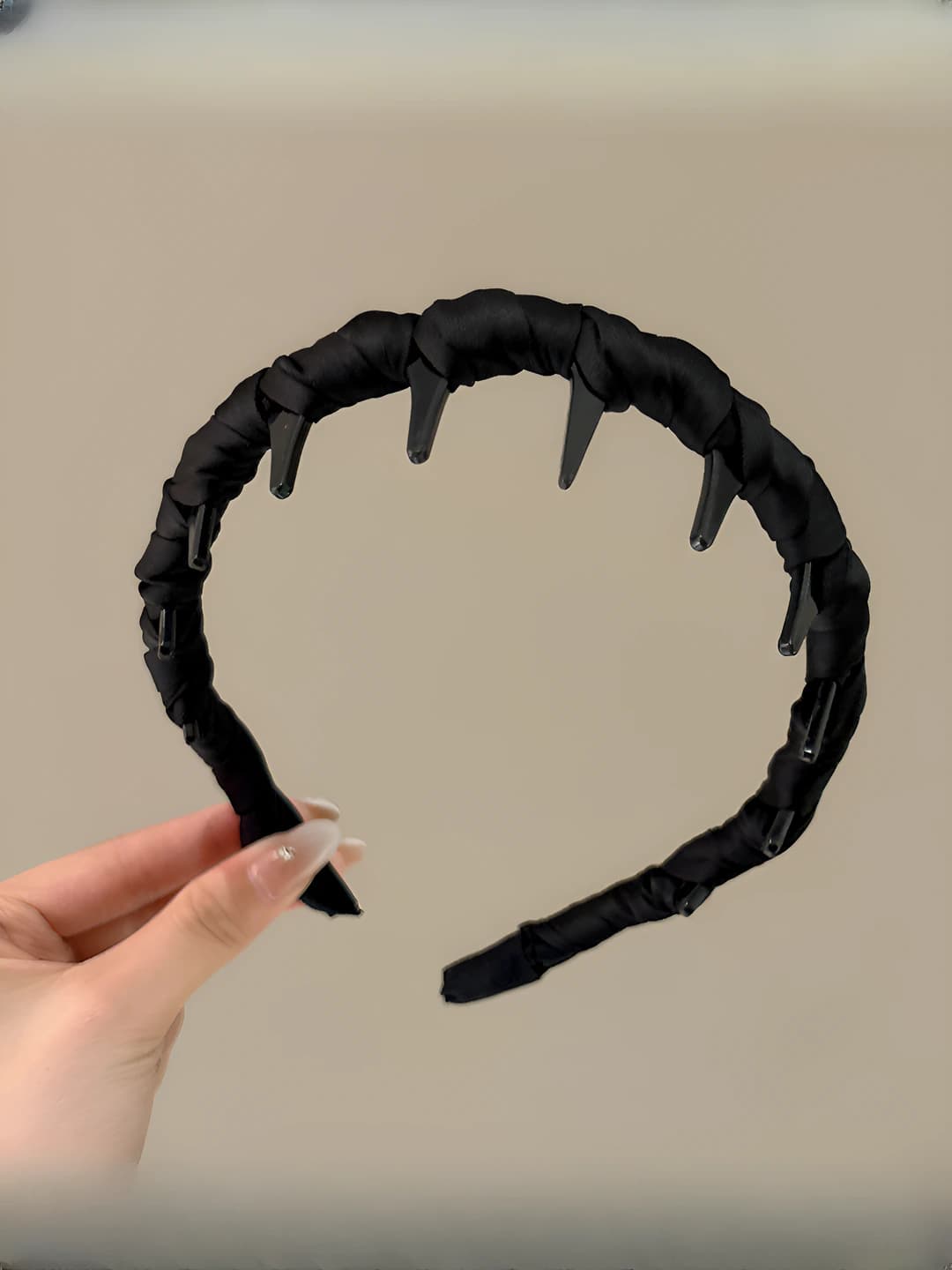 Чёрный атласный