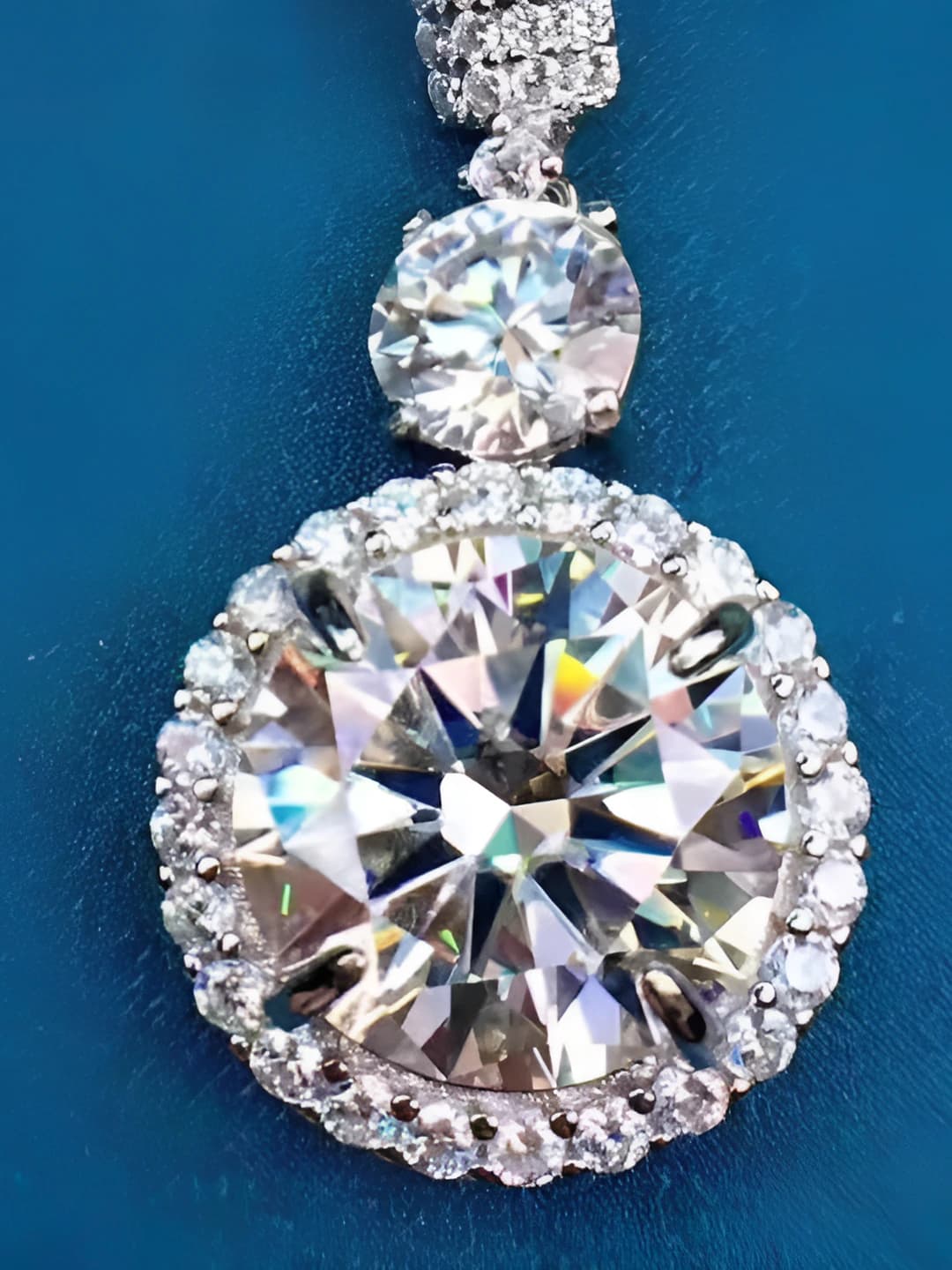 Ayollar uchun 10 karat moissanite kulon, D rang, VVS soflik, olov rangi
