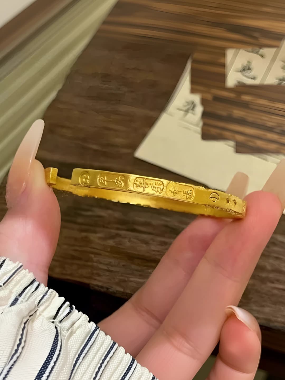 Ayollar uchun retro uslubdagi ochiq bilaguzuk, mis, vakuumli oltin plating, aylanma dizayn elementi