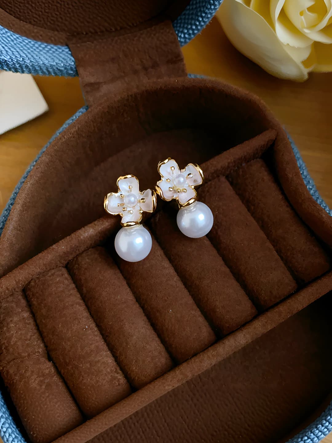 104# Silver - Gold