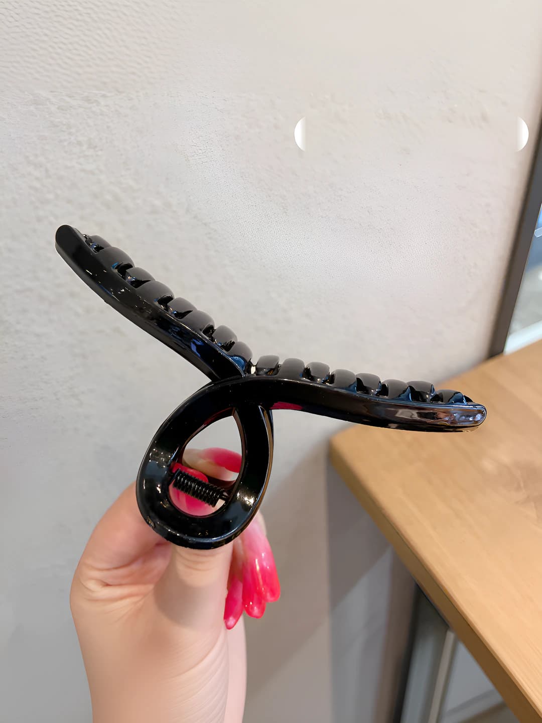 Glossy black Y-clip