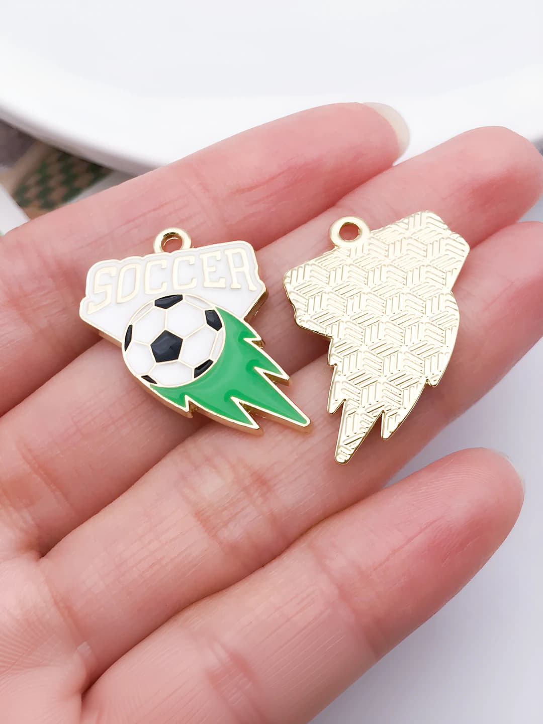Зелёный эмаль футбол 25x23mm-2.3g