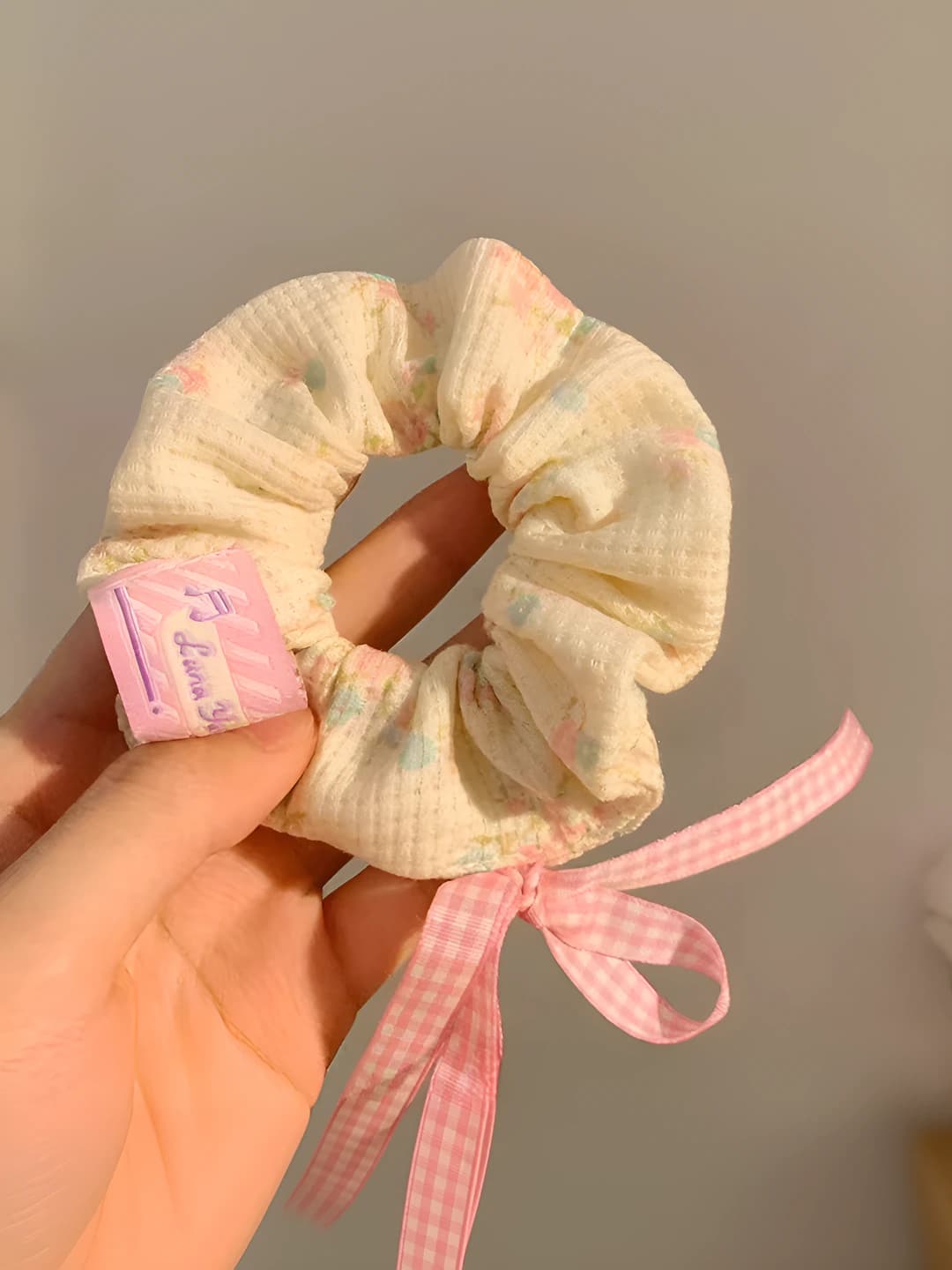 White plaid, pink bow 8 cm