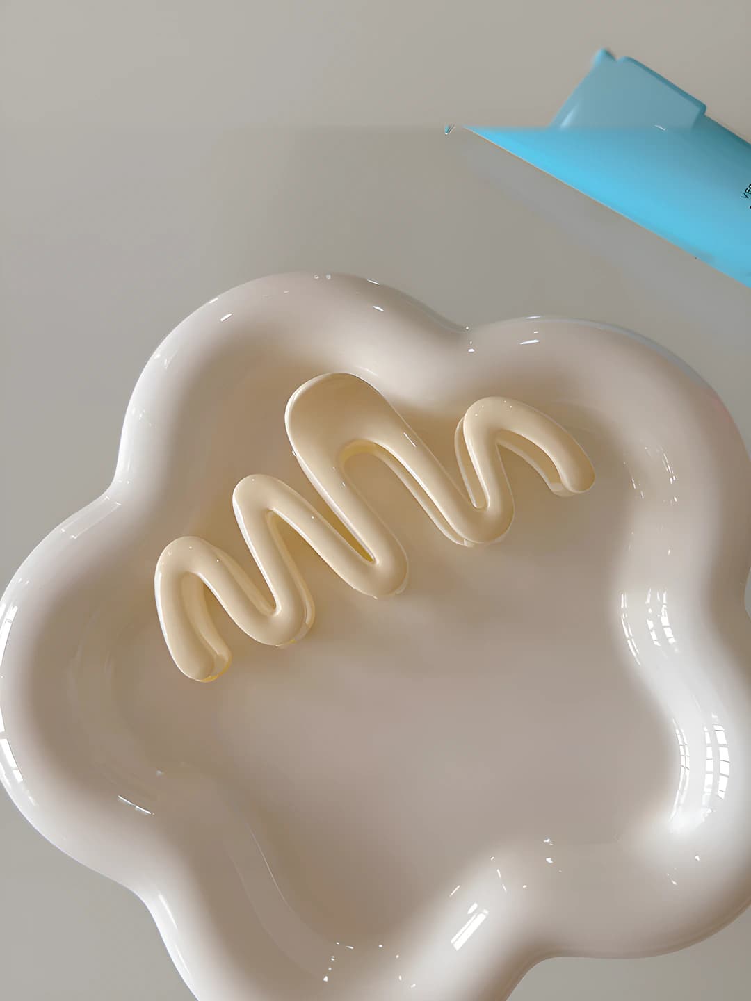 Milk white glossy 11 cm