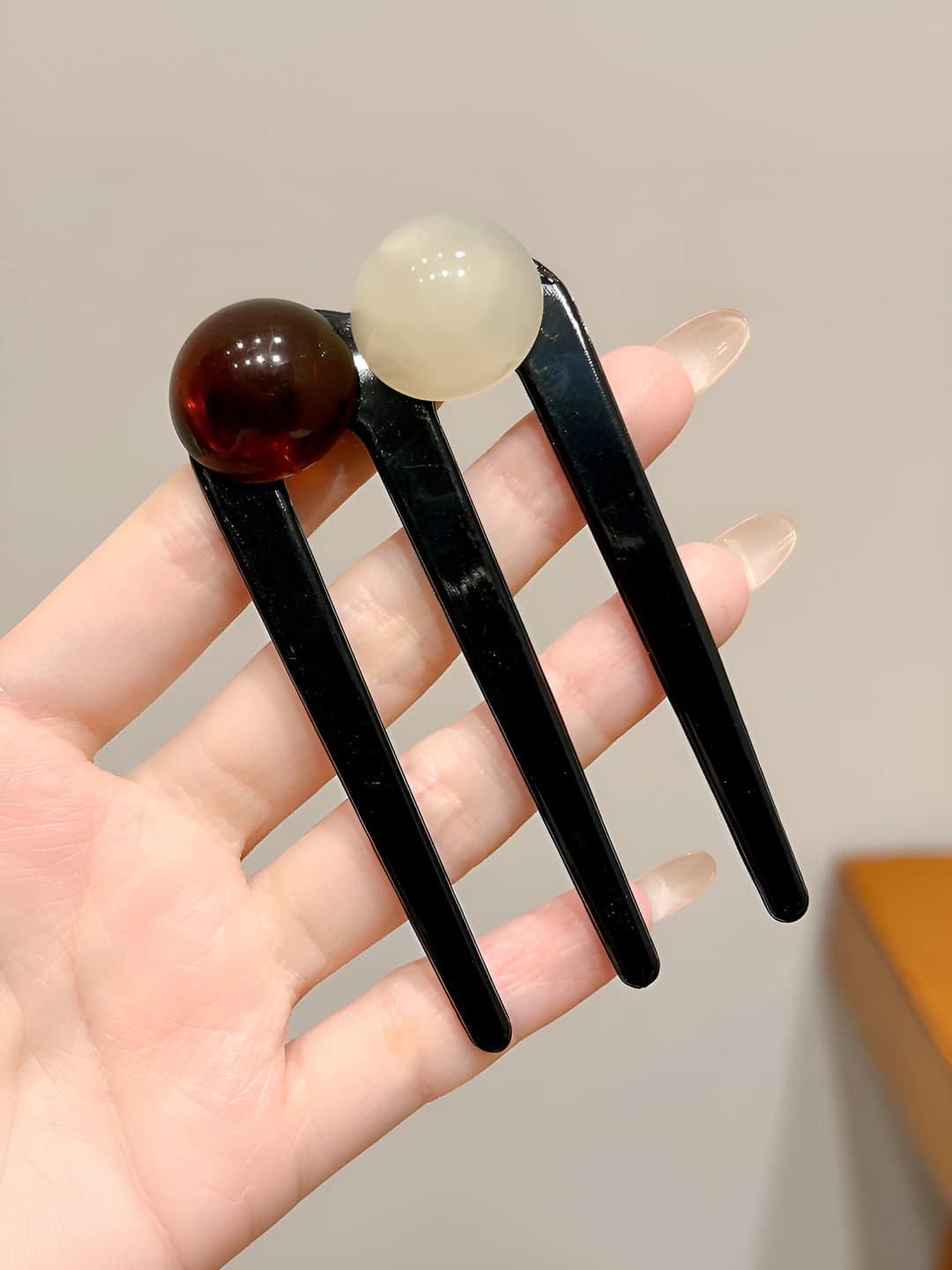 Off-white-coffee, 8 cm, half pearl 2 cm