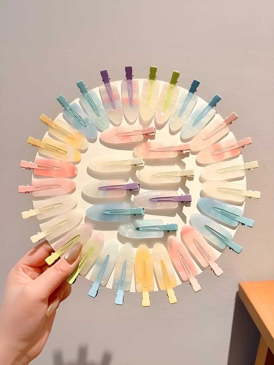 Women's seamless hair clip: two-tone, engraved, geometric shape, natural style, fresh and sweet