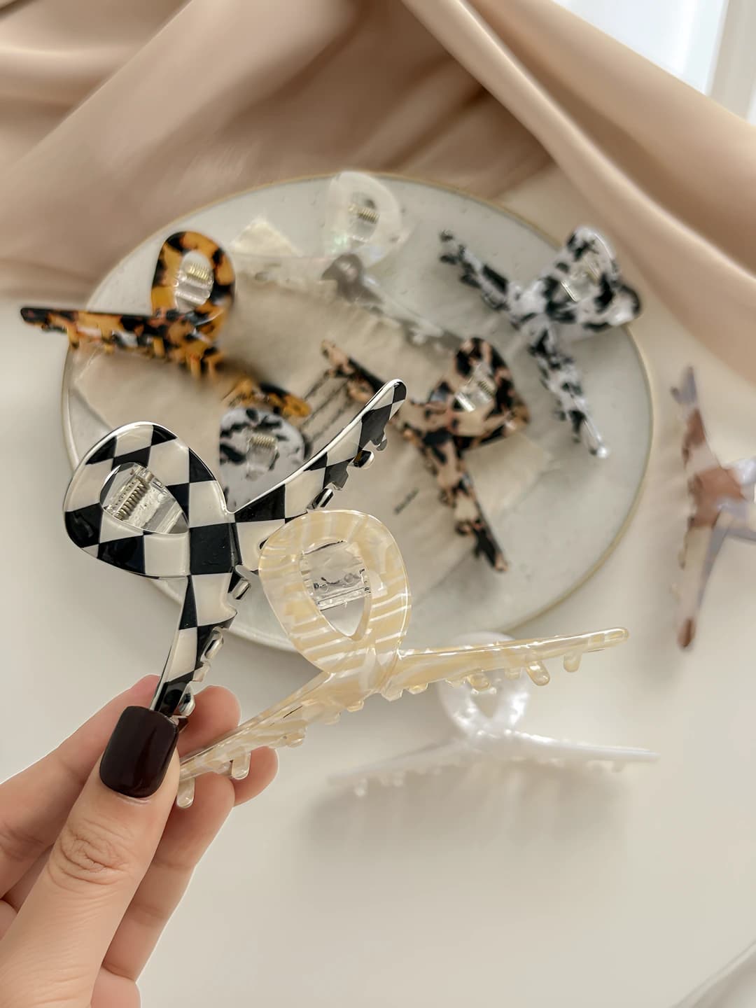 Ayollar uchun soch toʻgʻnagʻichlari va taroqlar: 2026 yilgi akvabir uslubidagi soch toʻgʻnagʻichlari, PVC material, akvabir shakli, boʻyoq ishlov, qovurgʻa, naqsh, tekstura va suvoqimi dizayn elementlari, shirin uslub