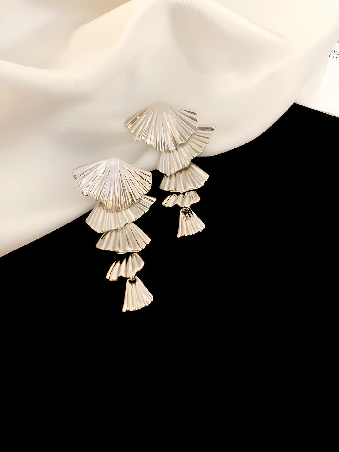 Women's fan-shaped drop earrings with silver pin, cold style, imitation shell, ocean style, minimalist, exclusive and premium look