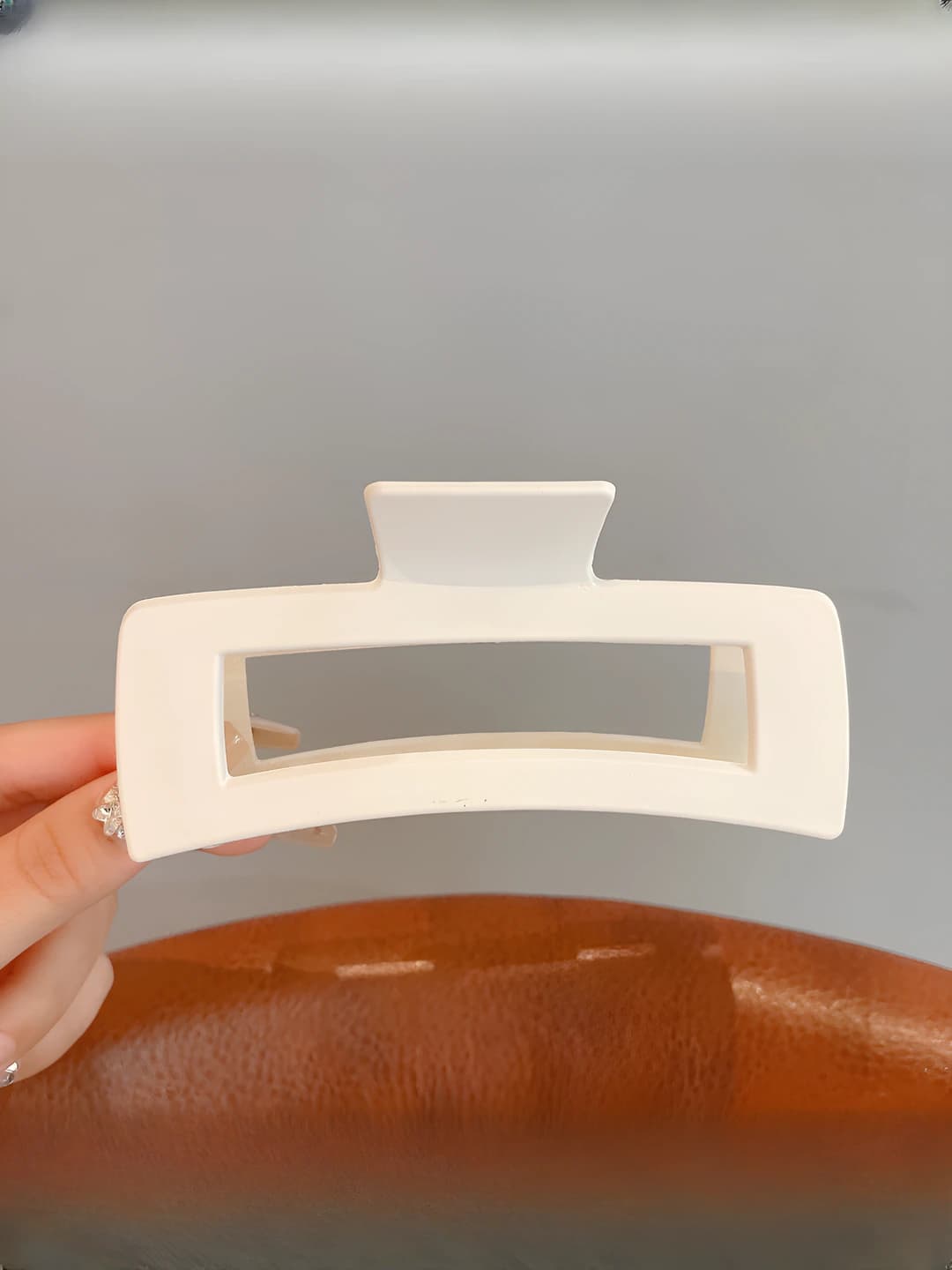 Large off-white square clip (approx. 13 cm)