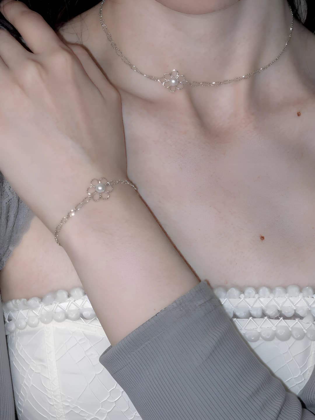 Women's jewelry set with floral pattern and faux pearls: bracelet and clavicle chain necklace