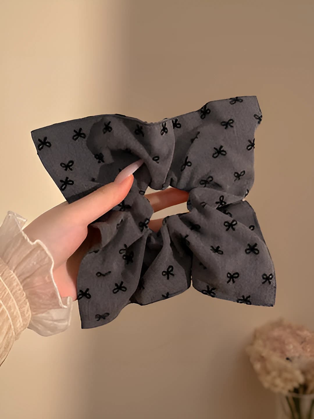 Grey bow square 22 cm