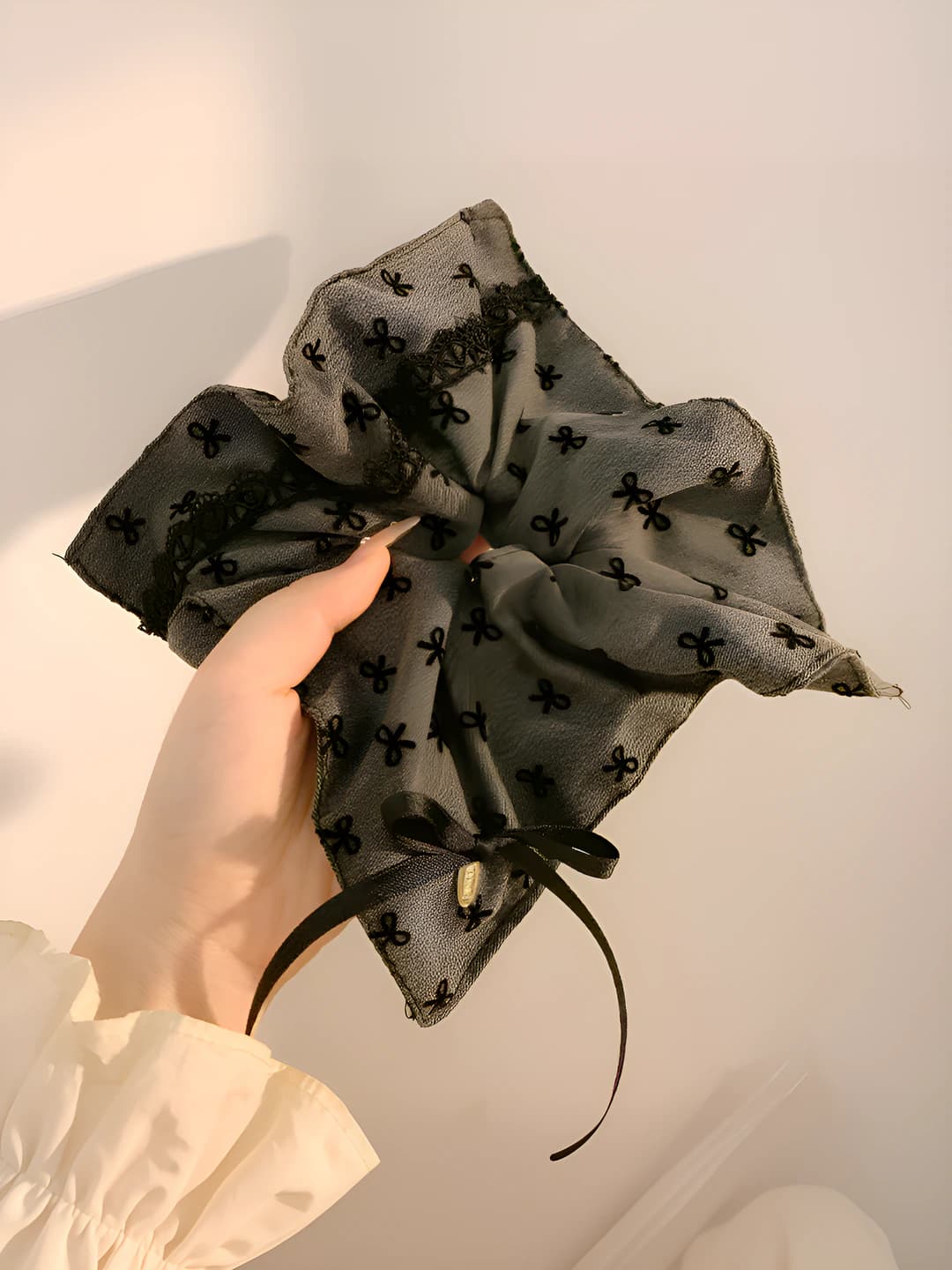 Grey bow square 20 cm