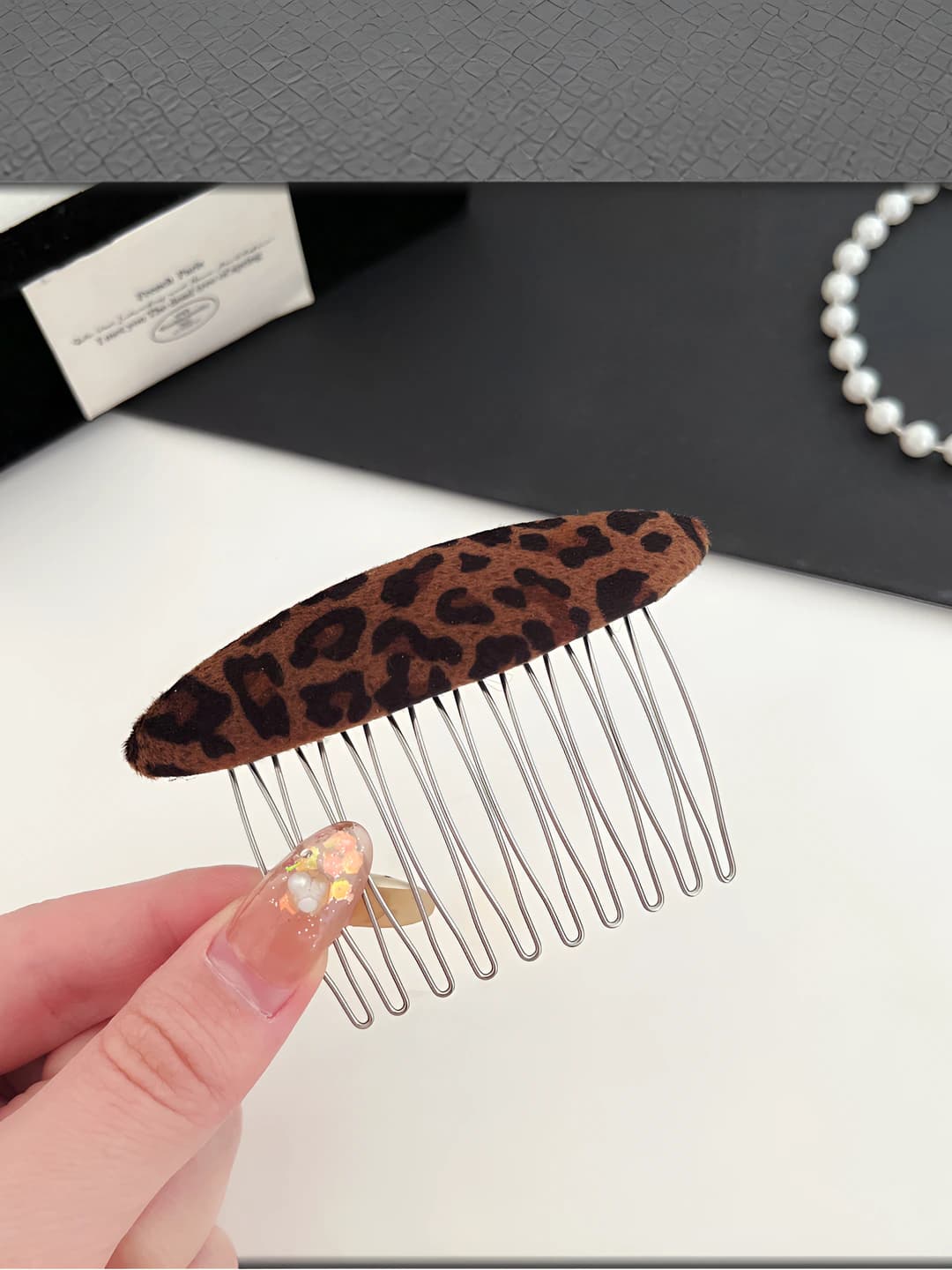 Leopard comb