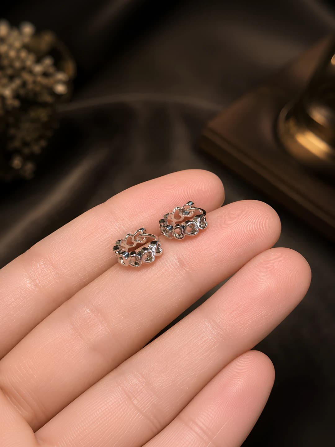 Cut-out heart earrings white gold