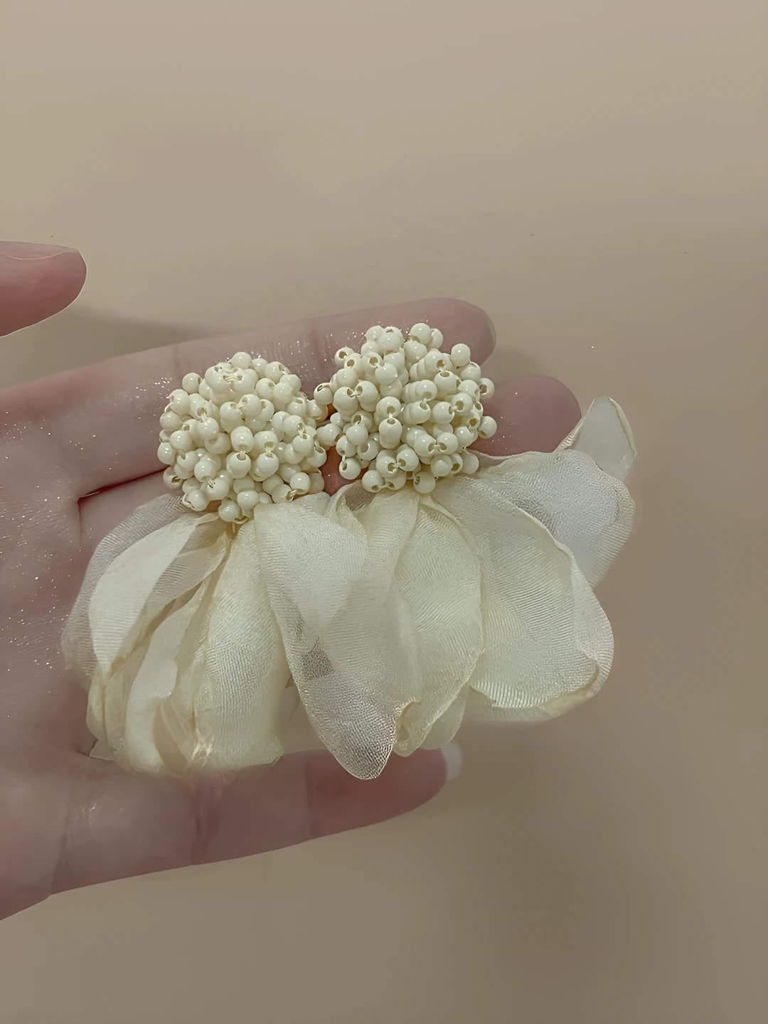 Off-white petal mesh earrings