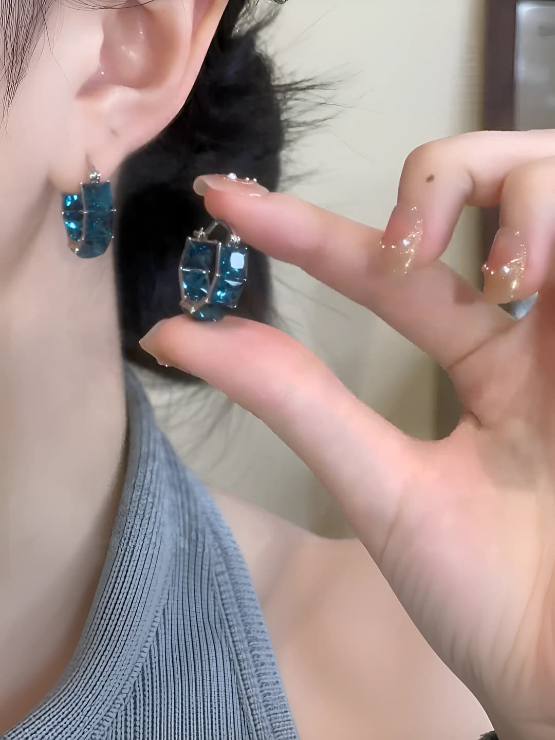 Women's retro blue crystal zircon earrings, round shape, medium size, light luxury style
