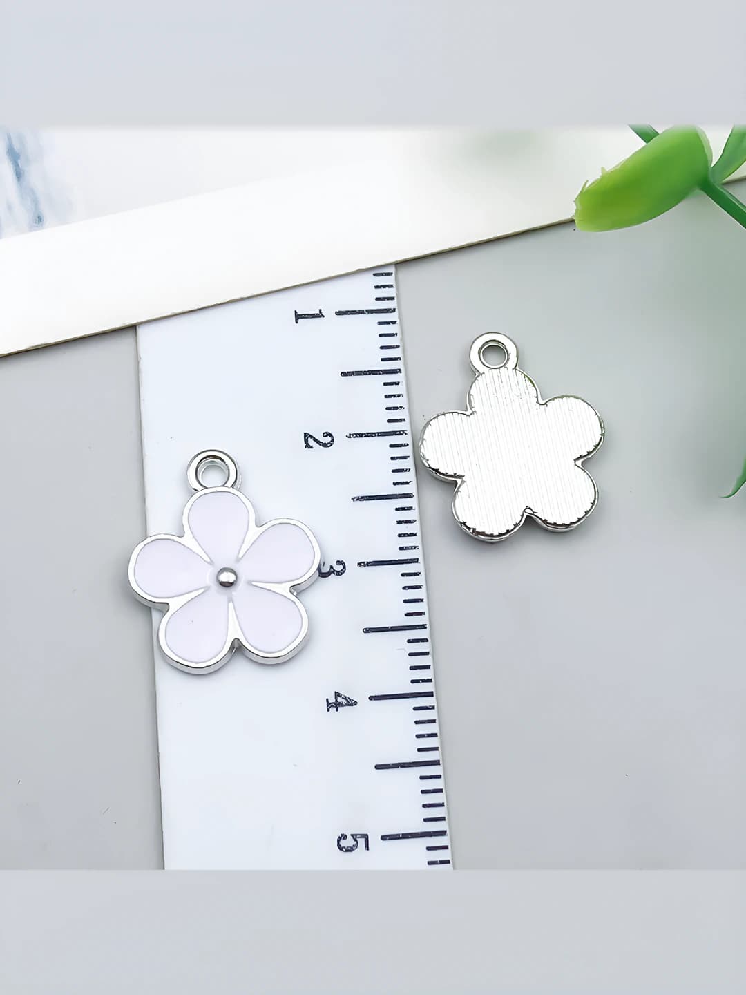 White K white flower 17x14x2mm-0.95g