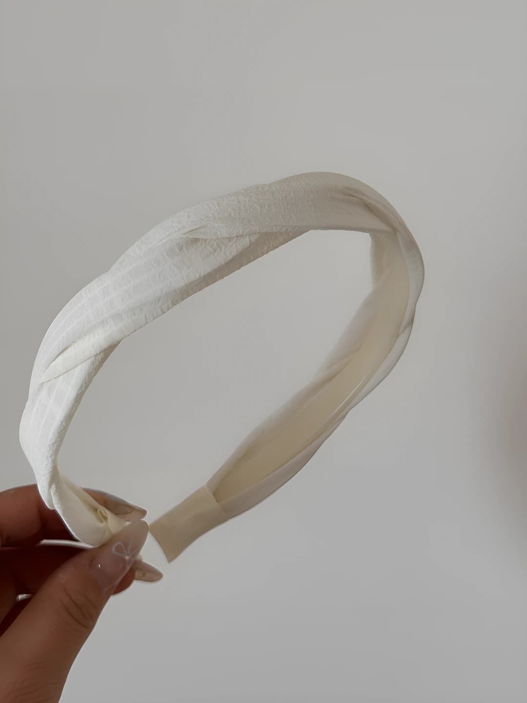 Simple twisted headband - White
