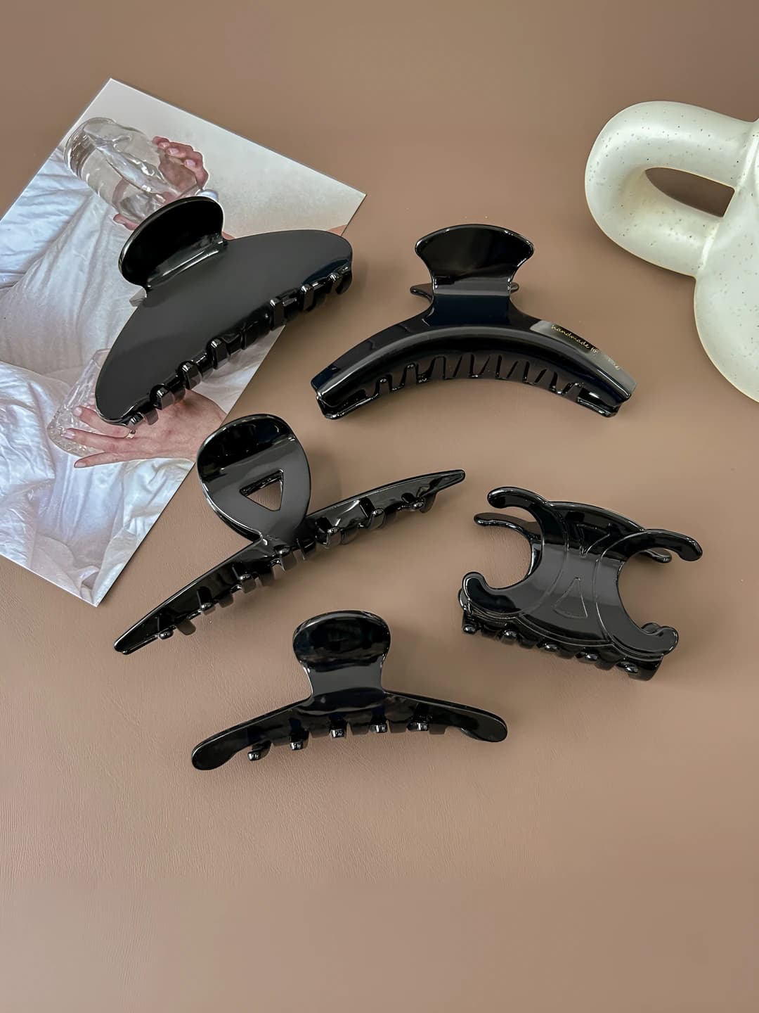 Ayollar uchun soch toʻgʻnagʻichlari va taroqlar: qora rangli, acetat materialdagi, qoʻlda ishlangan, toʻgʻri chiziqli, kvadrat shaklli, kesishgan dizaynli soch toʻgʻnagʻichlari