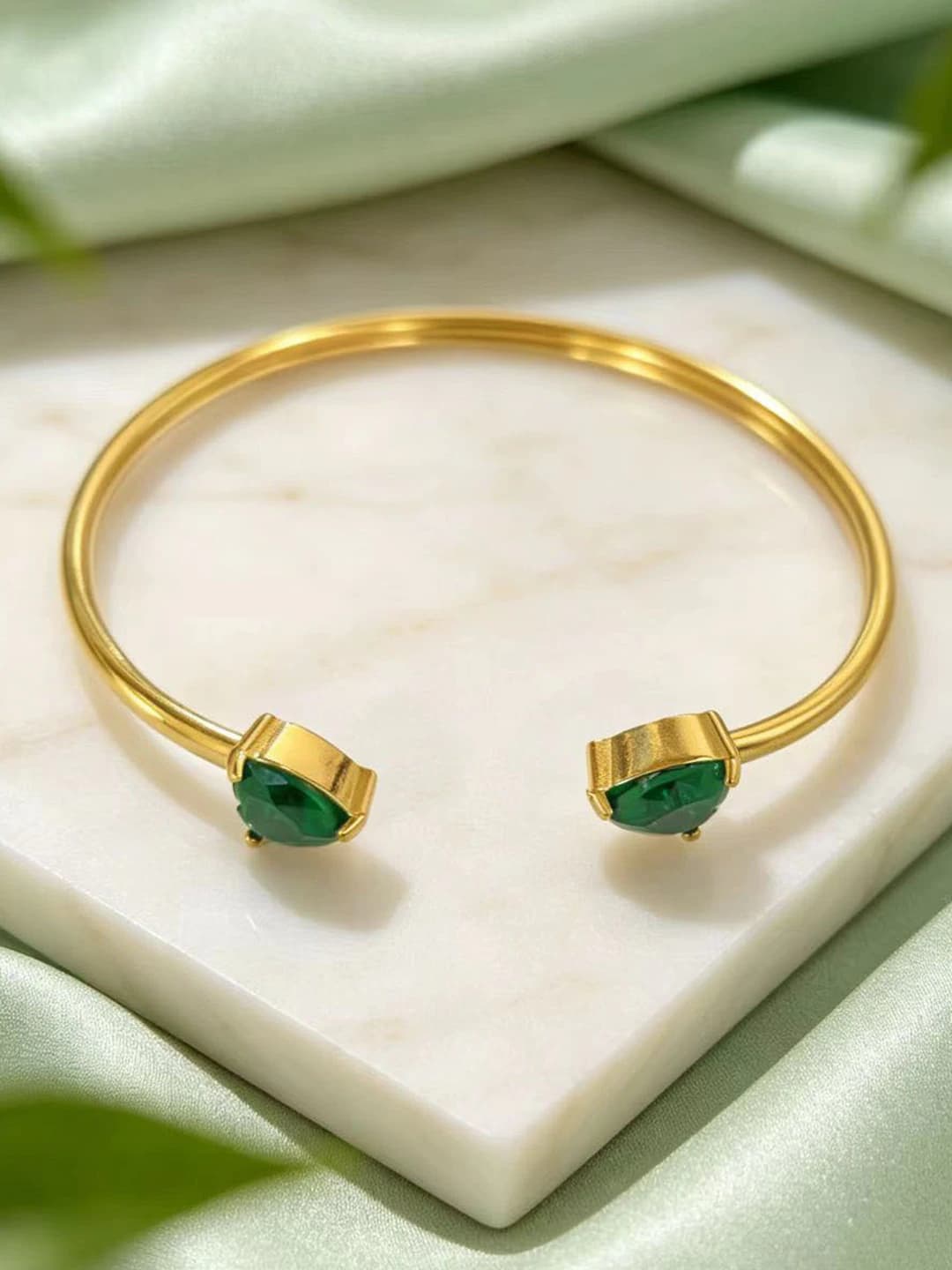 Heart-shaped green bangle