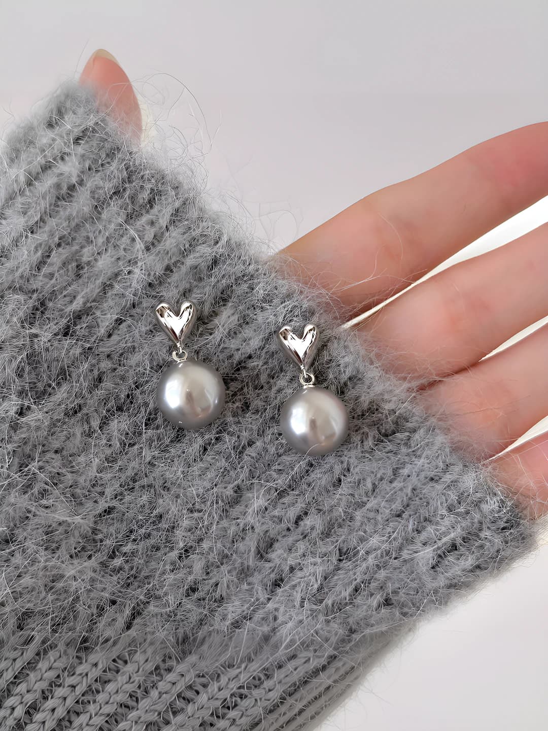Women's Korean style grey pearl heart-shaped earrings