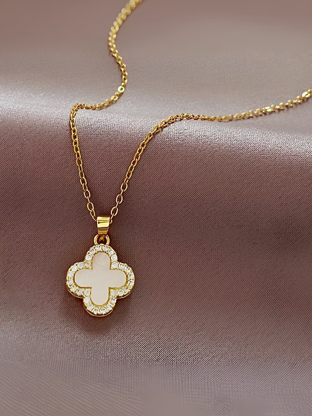 White clover necklace (Gold)