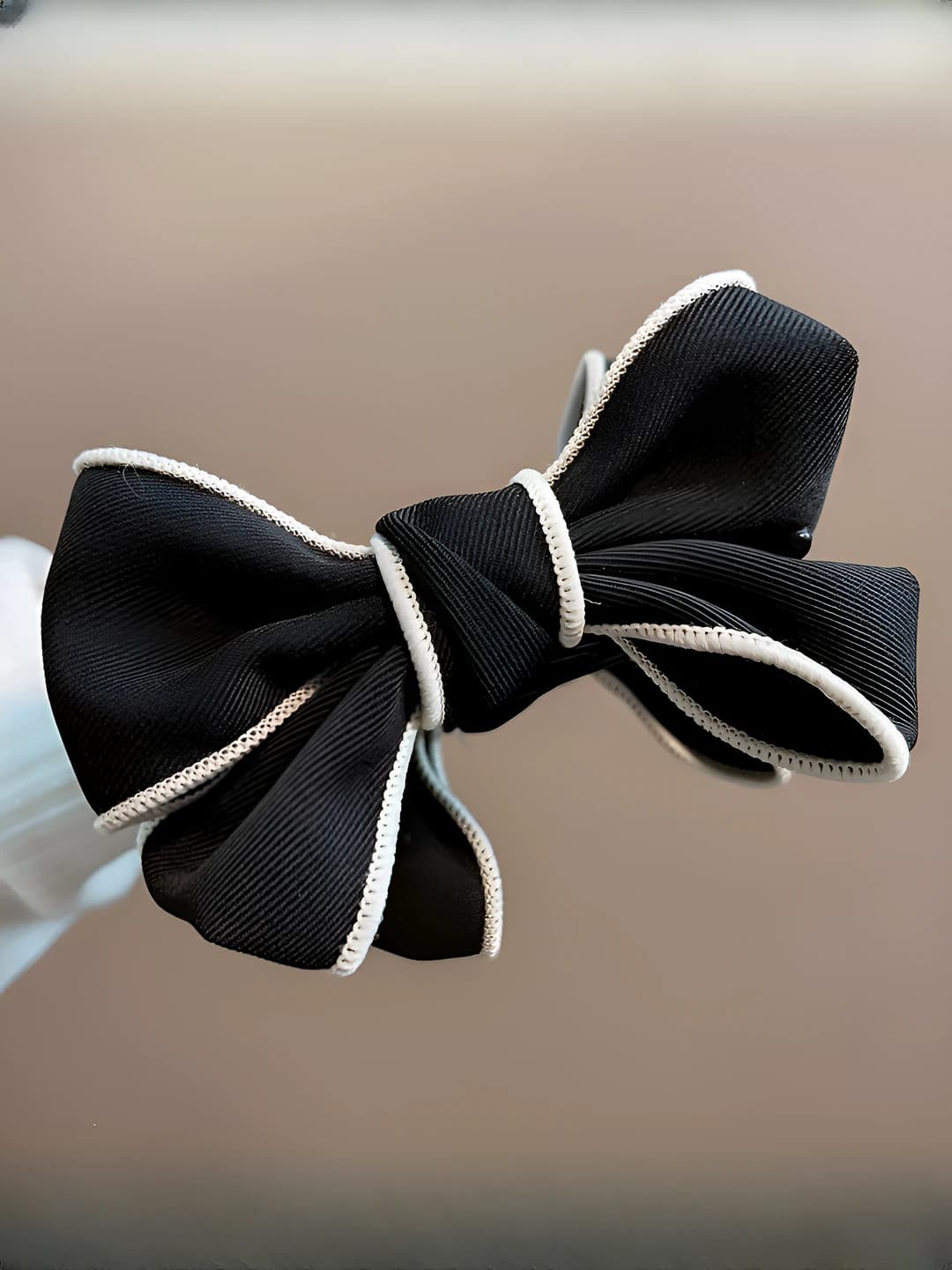Black bow claw clip - 9 cm